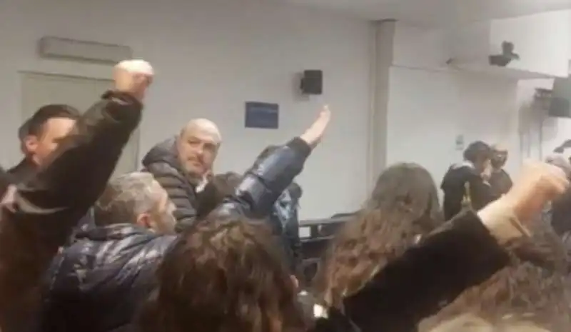 caos in aula dopo la sentenza di condanna di fiore e castellino   4