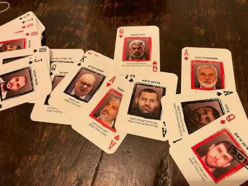 carte da gioco con i volti dei membri di hamas 