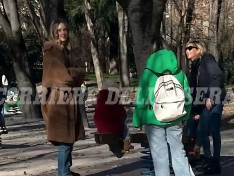 chiara ferragni con i figli e la madre a parco sempione il 24 dicembre 