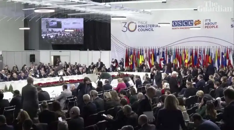 delegati lasciano la sala quando parla sergei lavrov   vertice osce di skopje   1