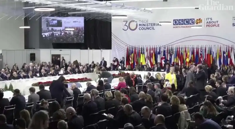 delegati lasciano la sala quando parla sergei lavrov   vertice osce di skopje   2