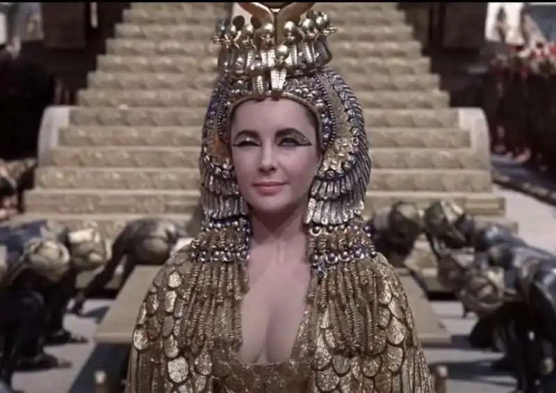 ELIZABETH TAYLOR NEL FILM CLEOPATRA