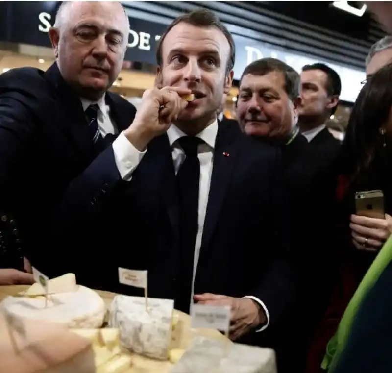 EMMANUEL MACRON MANGIA FORMAGGI