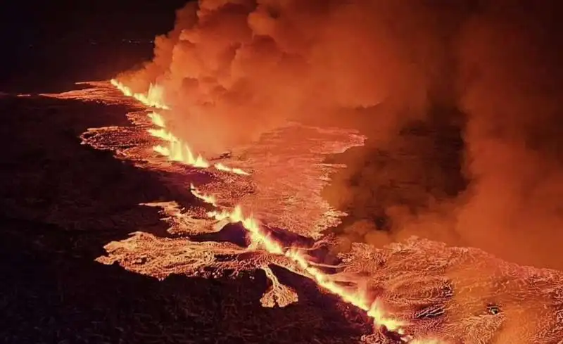 eruzione vulcano fagradalsfjall nella penisola di reykjanek, islanda   11