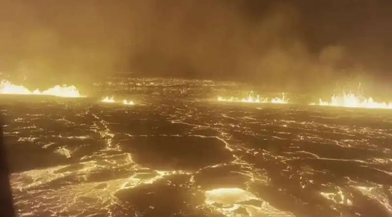 eruzione vulcano fagradalsfjall nella penisola di reykjanek, islanda   18