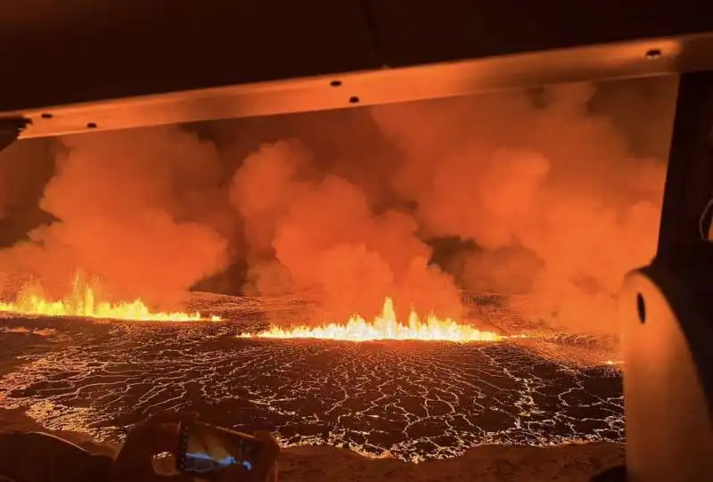 eruzione vulcano fagradalsfjall nella penisola di reykjanek, islanda   23