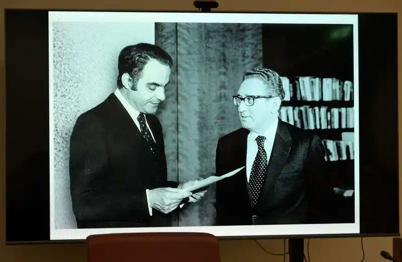 foto proiettate in ricordo di henry kissinger  (1)