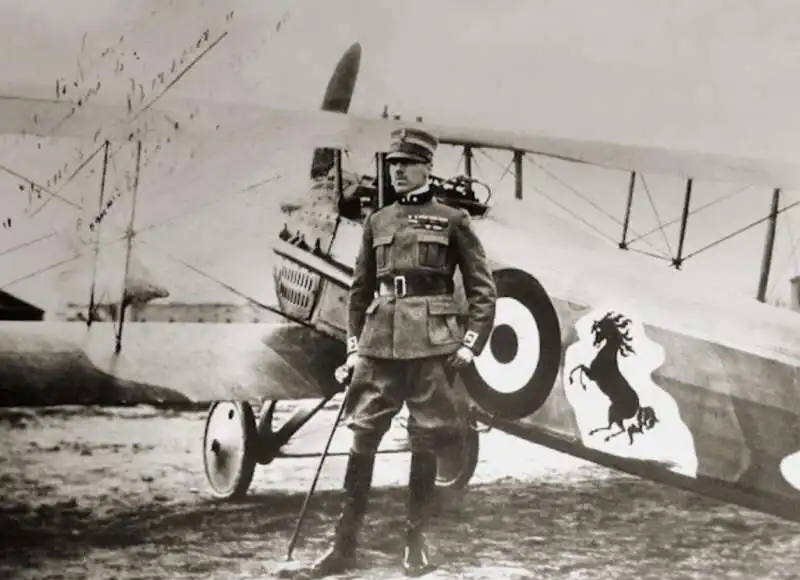 FRANCESCO BARACCA CON IL CAVALLINO RAMPANTE SULL AEREO