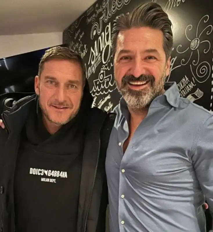 francesco totti alla pizzeria ribalta di new york