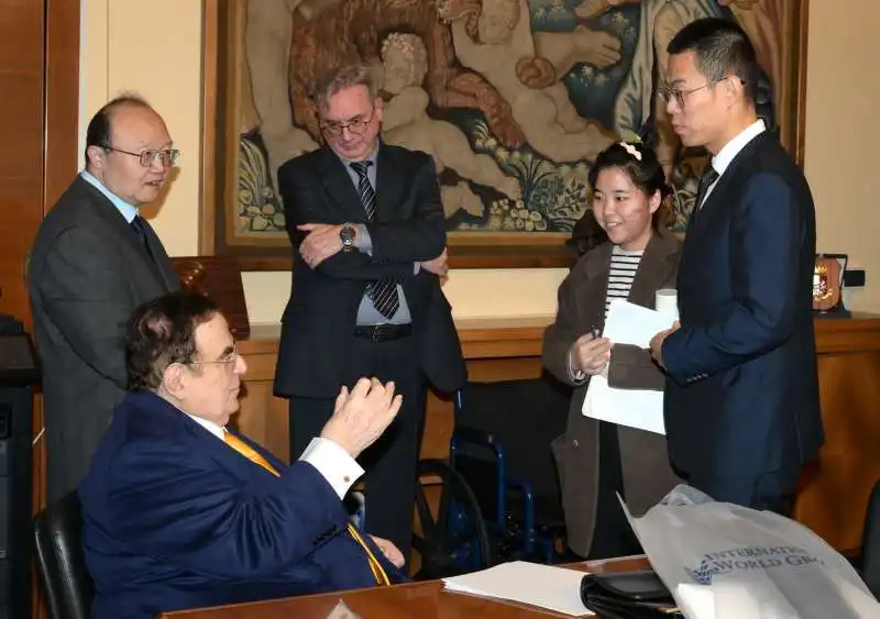 giancarlo elia valori  lian sheng victor wong e greta  foto di bacco