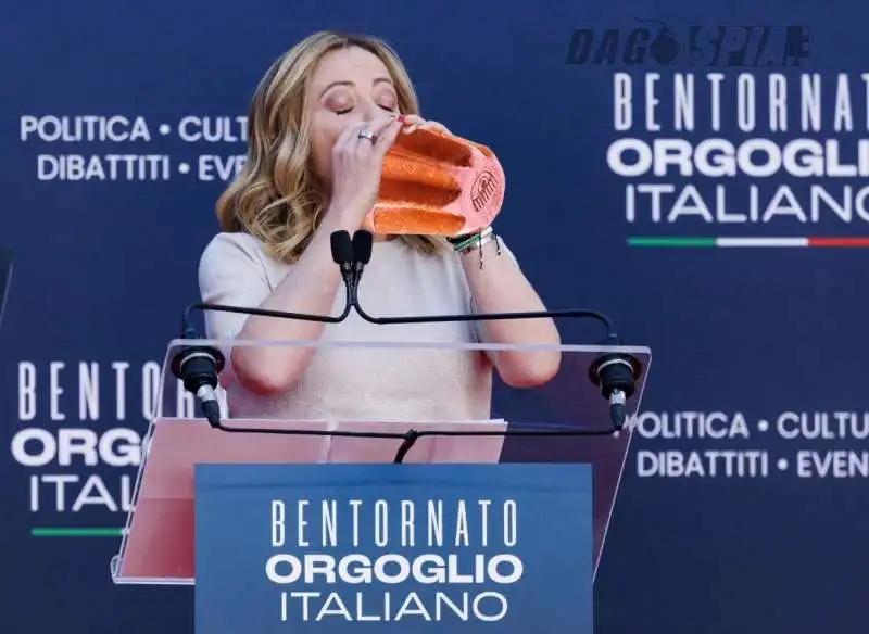 GIORGIA MELONI E IL PANDORO DELLA FERRAGNI - MEME BY DAGOSPIA 