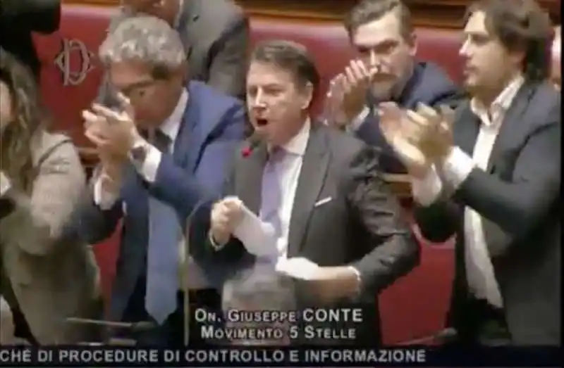 GIUSEPPE CONTE STRAPPA IN AULA IL TESTO SUL SALARIO MINIMO