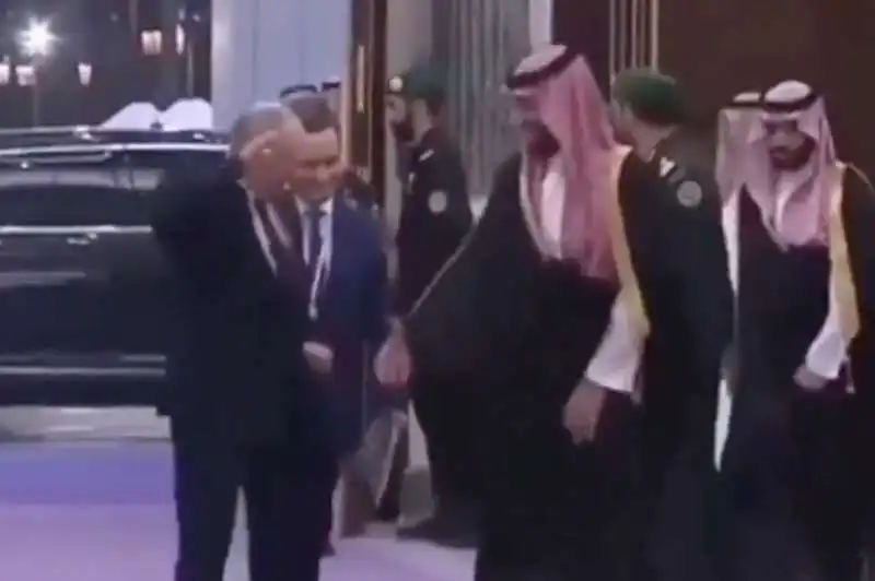 IL CALOROSO BENVENUTO DI MOHAMMED BIN SALMAN A VLADIMIR PUTIN  