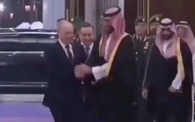 IL CALOROSO BENVENUTO DI MOHAMMED BIN SALMAN A VLADIMIR PUTIN 