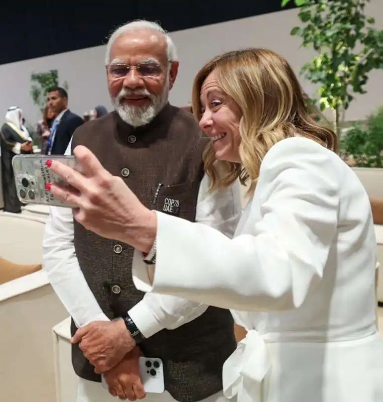 il selfie di giorgia meloni con modi