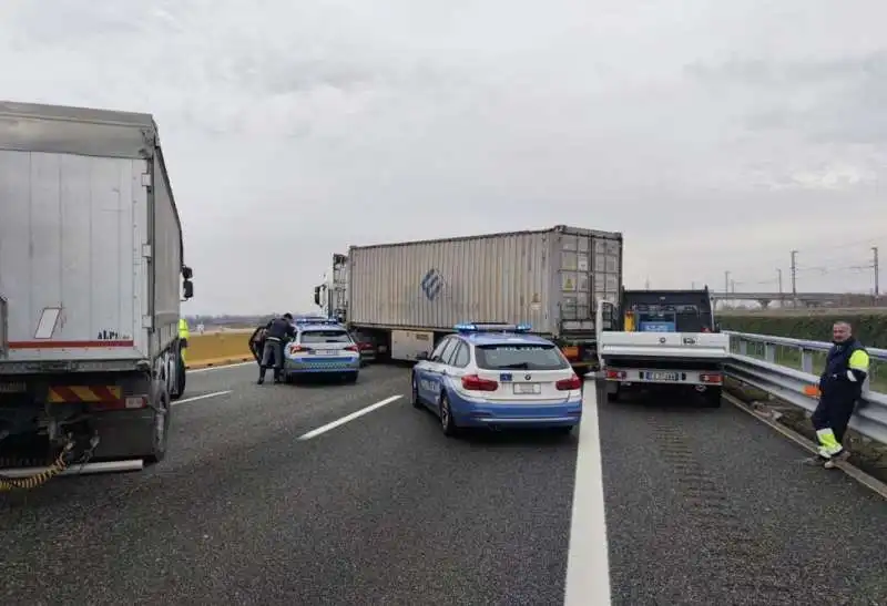 il tir messo di traverso da una banda di rapinatori sulla a4 milano torino   3