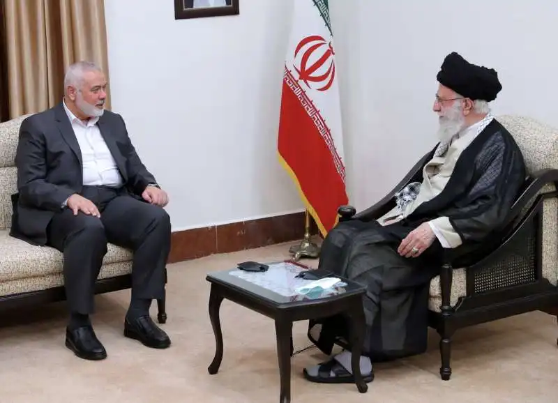 ISMAIL HANIYEH, LEADER DI HAMAS, CON L AYATOLLAH KHAMENEI 