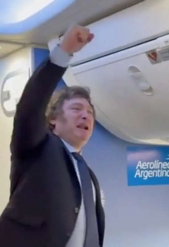 JAVIER MILEI URLA VIVA LA LIBERTAD CARAJO IN AEREO