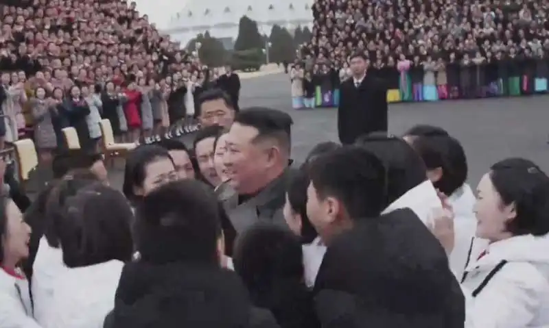 kim jong un assaltato da ragazze   2