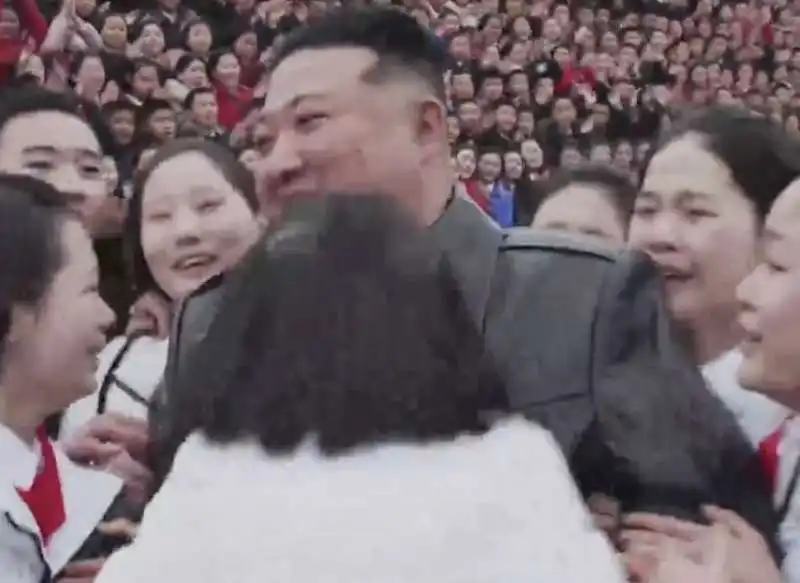 kim jong un assaltato da ragazze   4