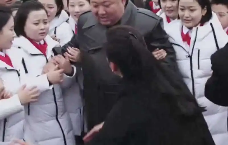 kim jong un assaltato da ragazze   5