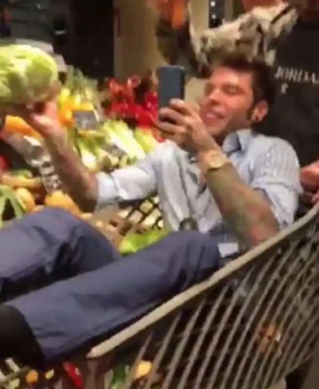 la festa di fedez al supermercato 8