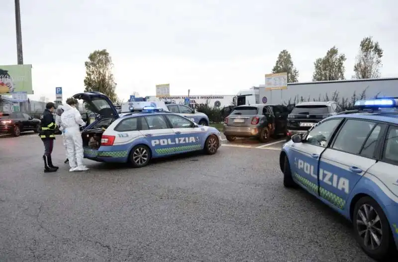 LA POLIZIA ALL AREA DI SERVIZIO BISENZIO EST DOPO L ACCOLTELLAMENTO DI UNA DONNA 