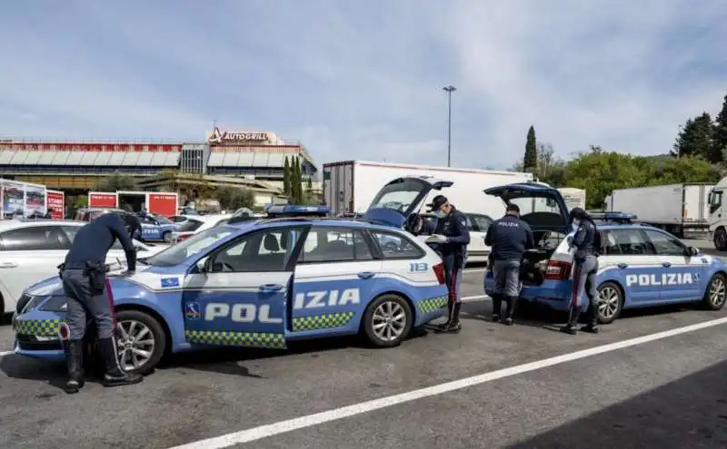 LA POLIZIA ALL AREA DI SERVIZIO BISENZIO EST DOPO L ACCOLTELLAMENTO DI UNA DONNA 