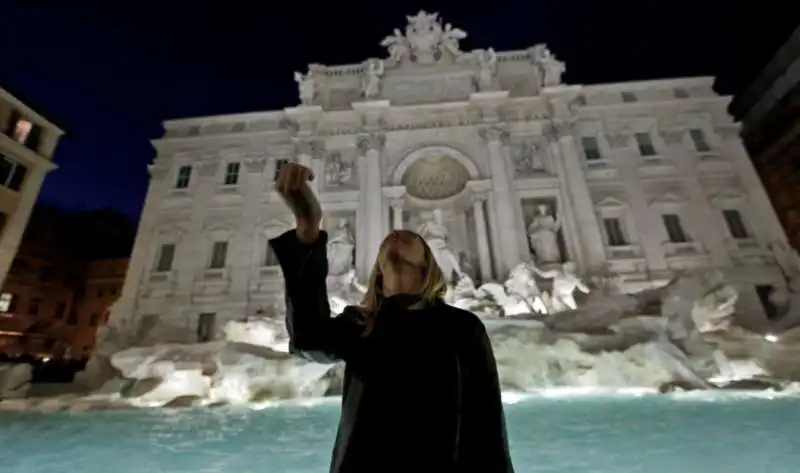 lancio monetina fontana di trevi   1