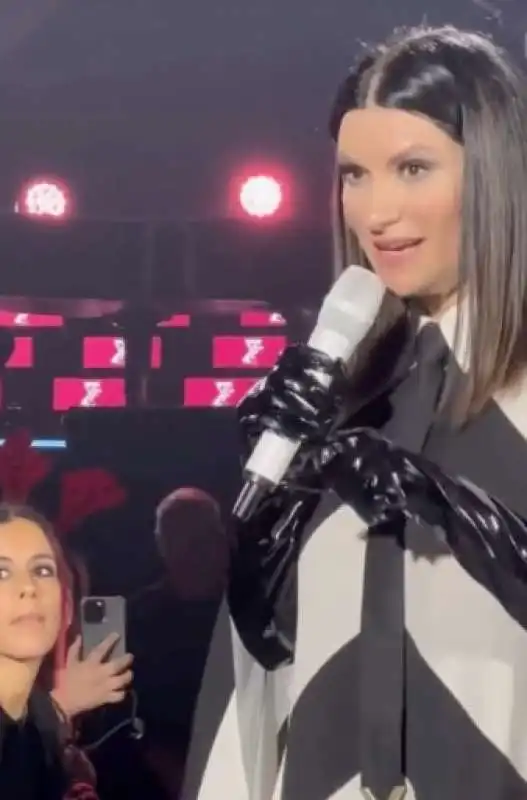 laura pausini cazzia uno spettatore   3