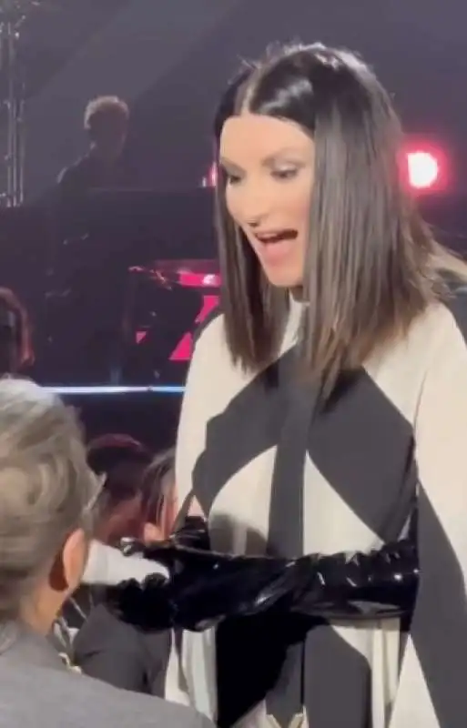 laura pausini cazzia uno spettatore   4