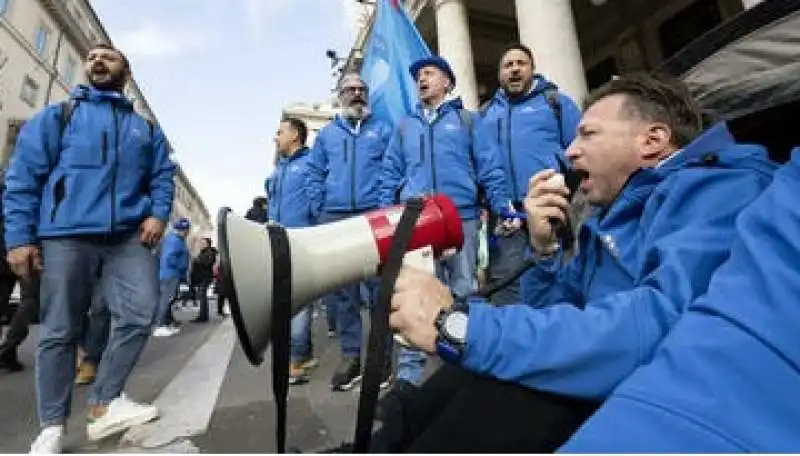  LAVORATORI EX ILVA SOTTO PALAZZO CHIGI