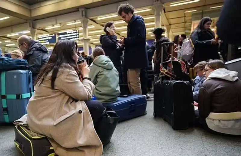 londra   caos alla stazione di st pancras per l allagamento del tunnel eurostar 1