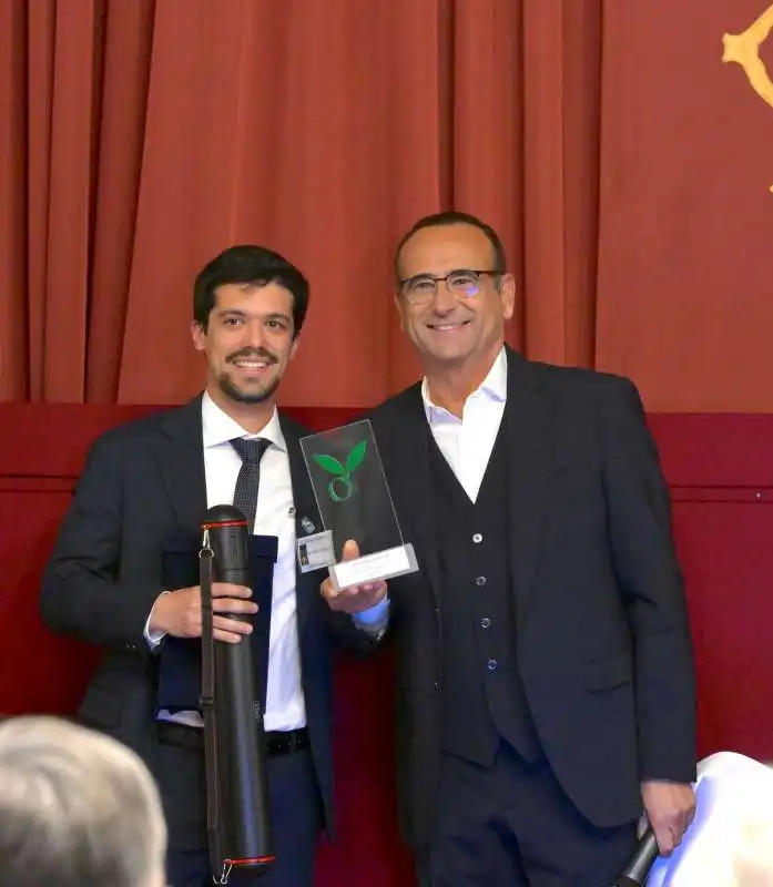 luca di bartolomeo premia  carlo conti  foto di bacco