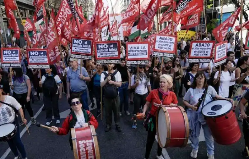 manifestazione contro milei a buenos aires 