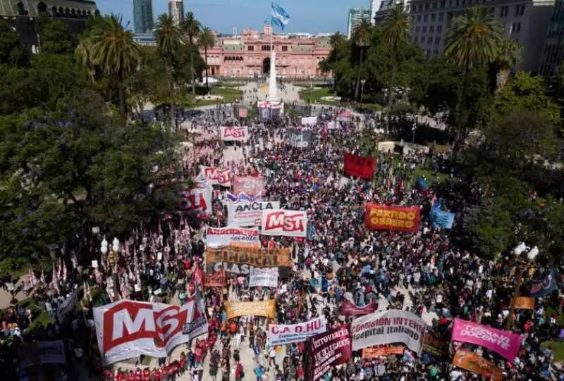 manifestazione contro milei a buenos aires 