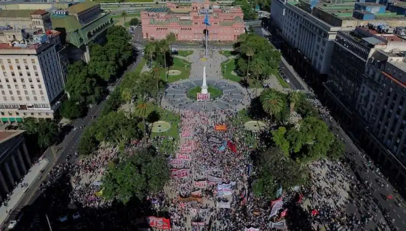 manifestazione contro milei a buenos aires