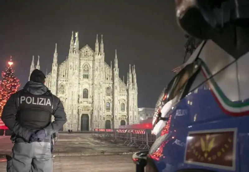 POLIZIA A PIAZZA DEL DUOMO - NATALE