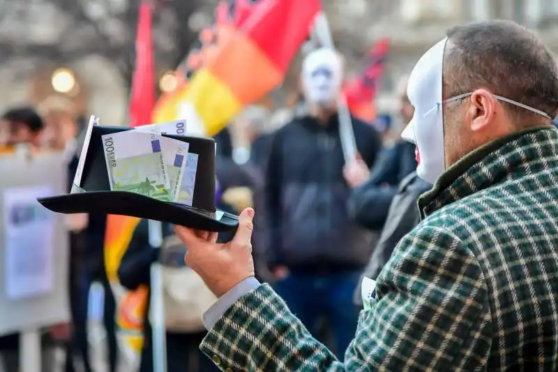 proteste davanti alla scala   13