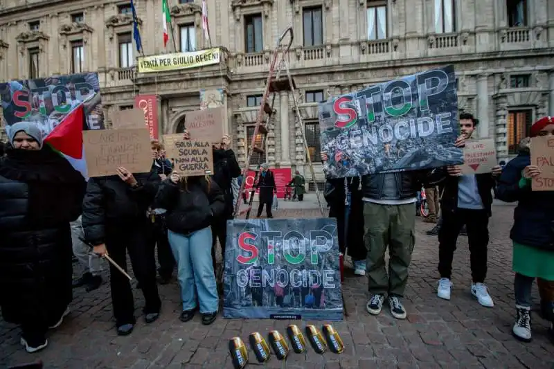 proteste davanti alla scala   2