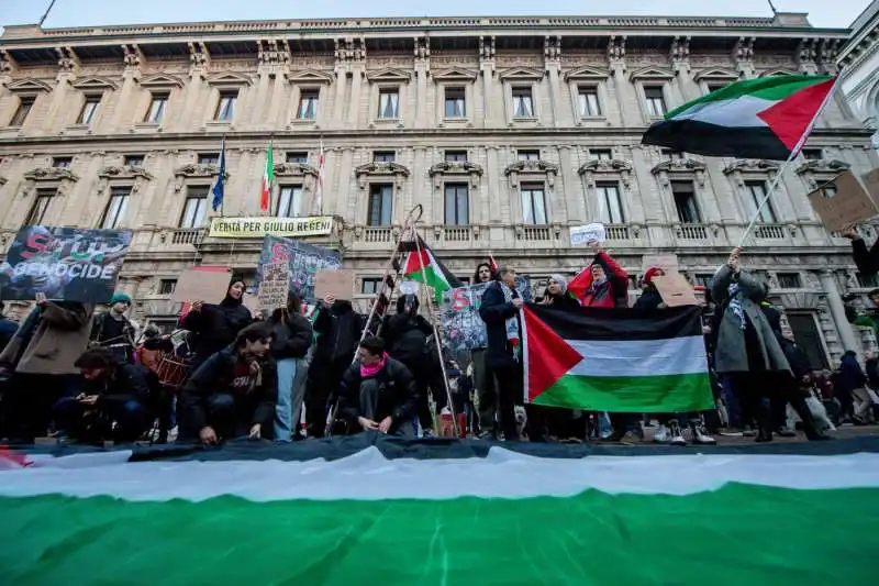 proteste davanti alla scala   6