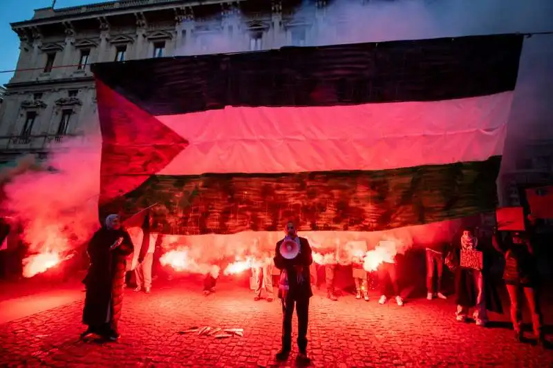 proteste davanti alla scala   8