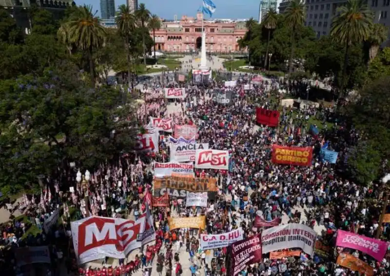 PROTESTE IN ARGENTINA CONTRO IL DECRETO DI DEREGULATION VOLUTO DA JAVIER MILEI