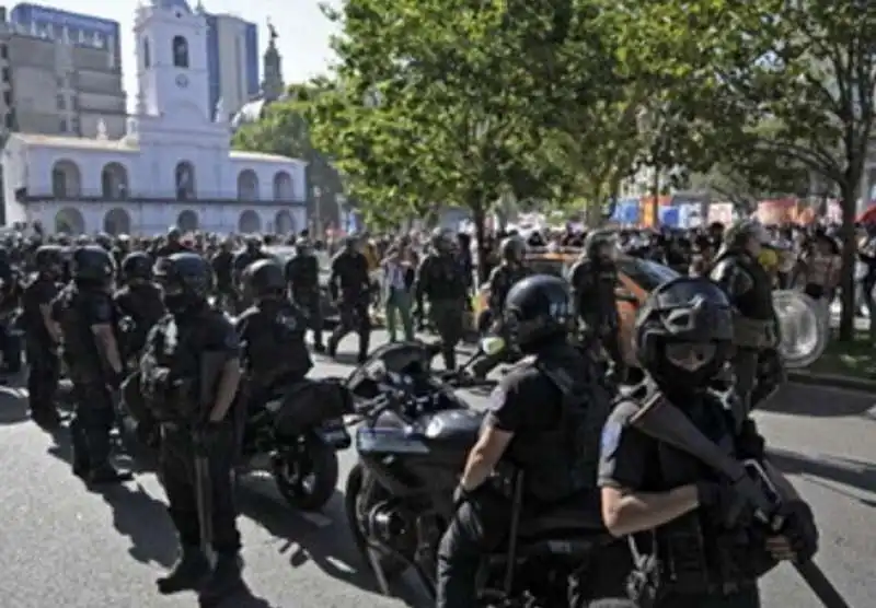 PROTESTE IN ARGENTINA CONTRO IL DECRETO DI DEREGULATION VOLUTO DA JAVIER MILEI