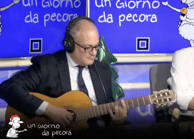 ROBERTO GUALTIERI SUONA LA CHITARRA