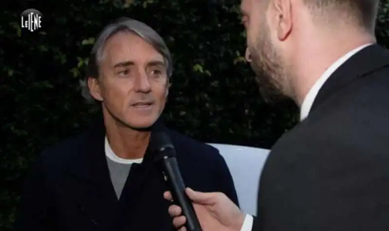 ROBERTO MANCINI INTERVISTATO DALLE IENE

