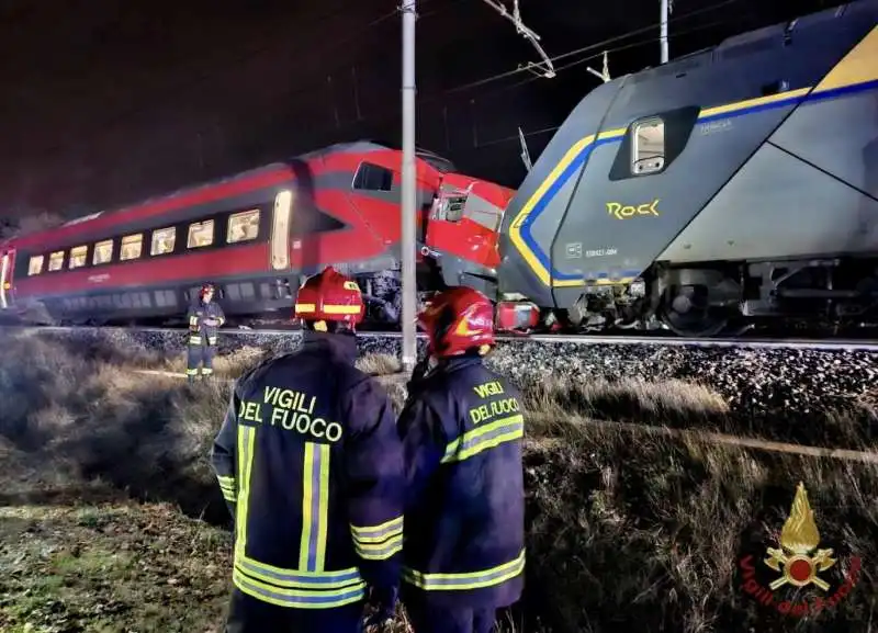 scontro tra un intercity e un frecciarossa a faenza   3