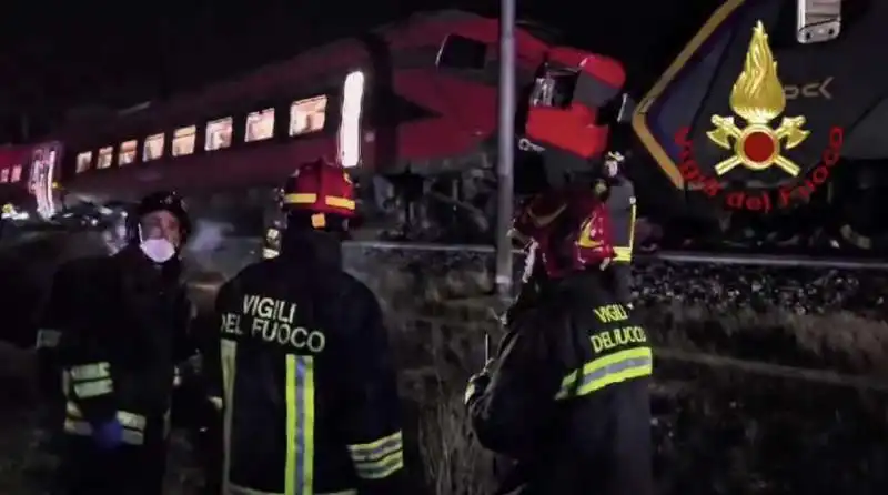 scontro tra un intercity e un frecciarossa a faenza   6