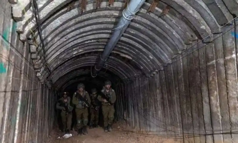 soldati israeliani scoprono un tunnel di hamas a gaza