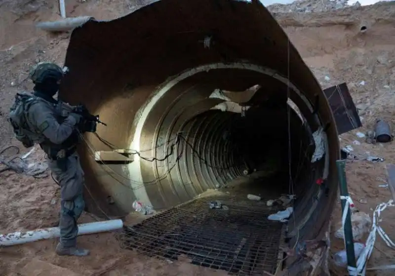 soldati israeliani scoprono un tunnel di hamas a gaza